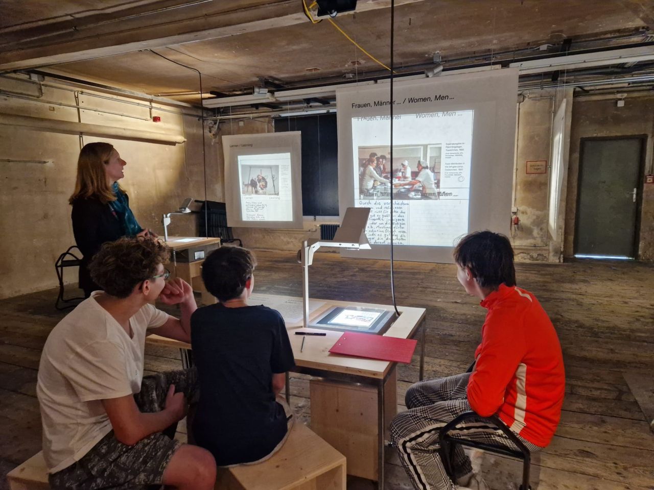 Schul-Workshop in der Ausstellung "ZUSAMMEN" (© Museum Traiskirchen)